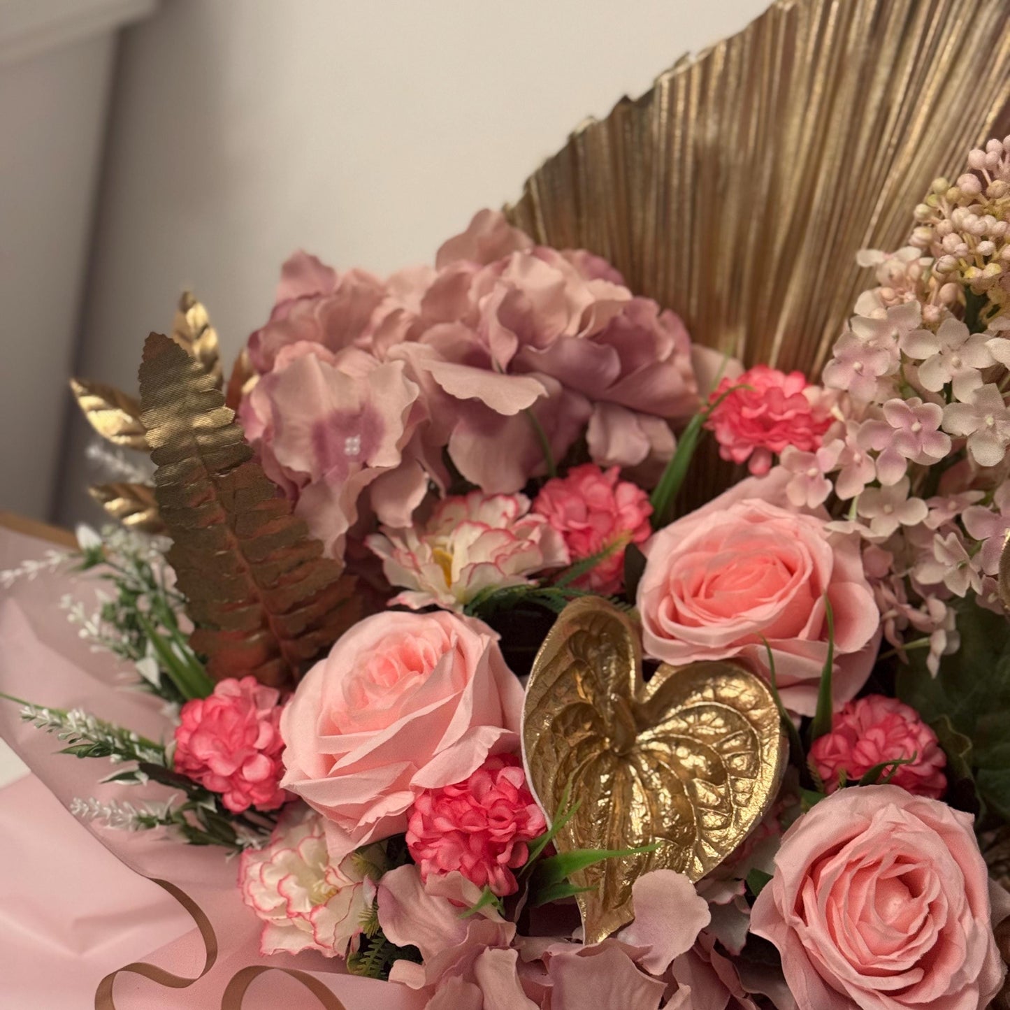 Luxury pink and gold artificial pink rose flower hat box.with green Foliage hatbox/ floral arrangement / ideal gift for Mother’s Day