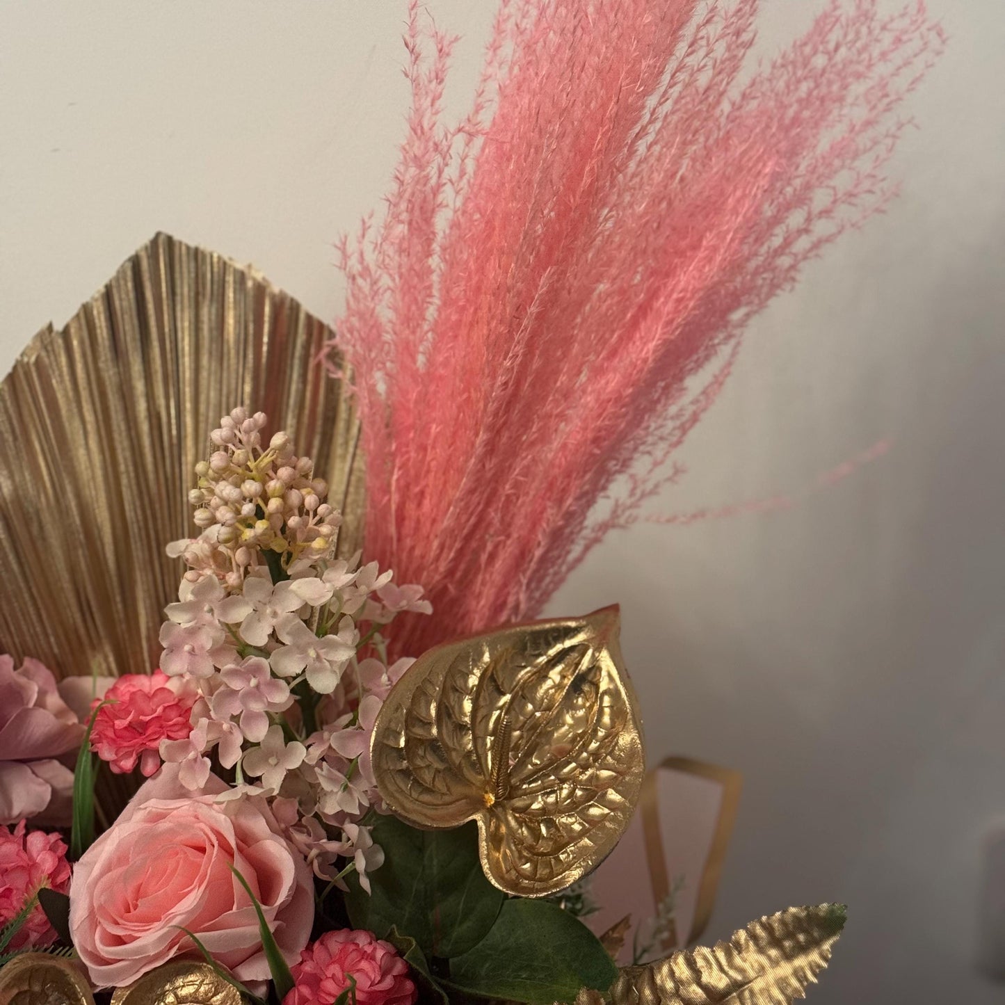 Luxury pink and gold artificial pink rose flower hat box.with green Foliage hatbox/ floral arrangement / ideal gift for Mother’s Day